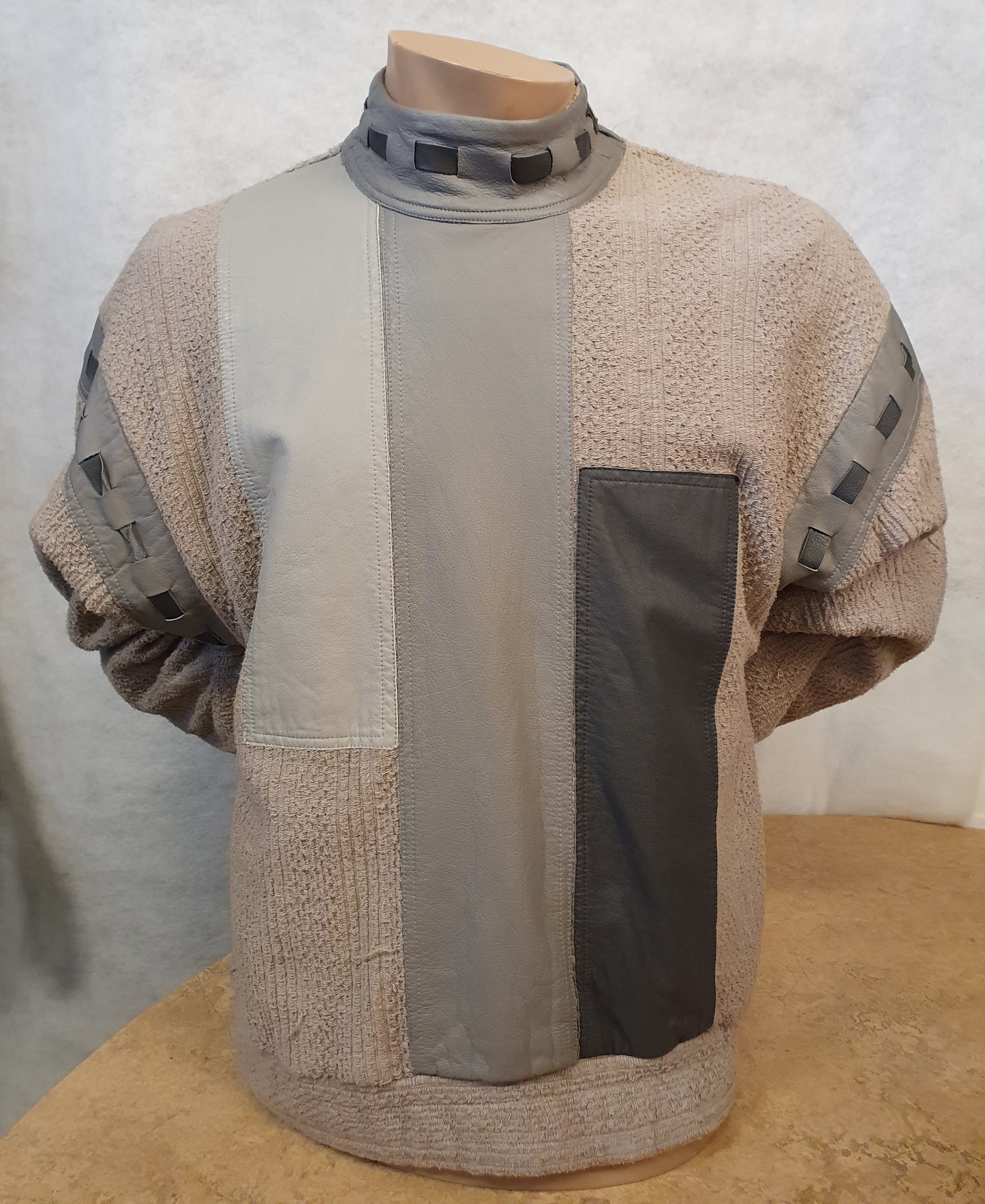 Tröja med skinndetaljer (Stl L)