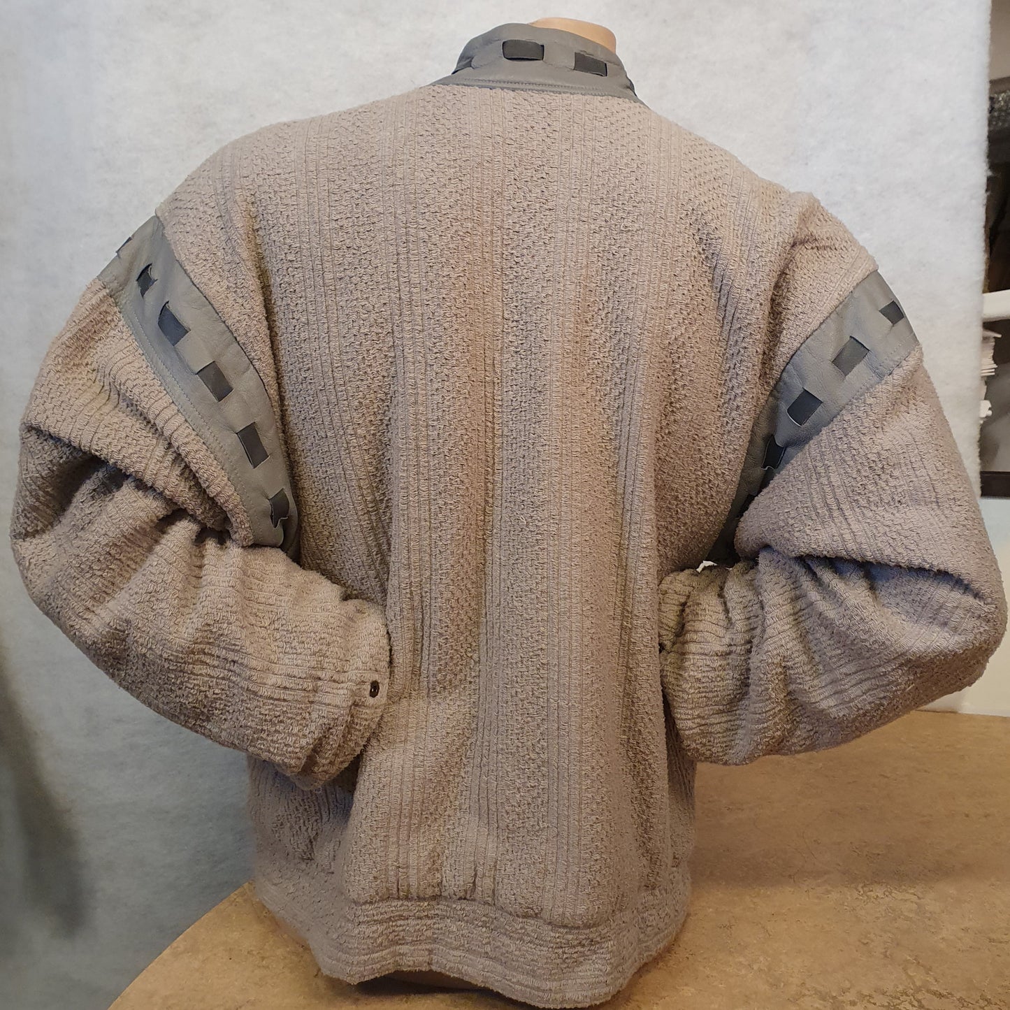Tröja med skinndetaljer (Stl L)